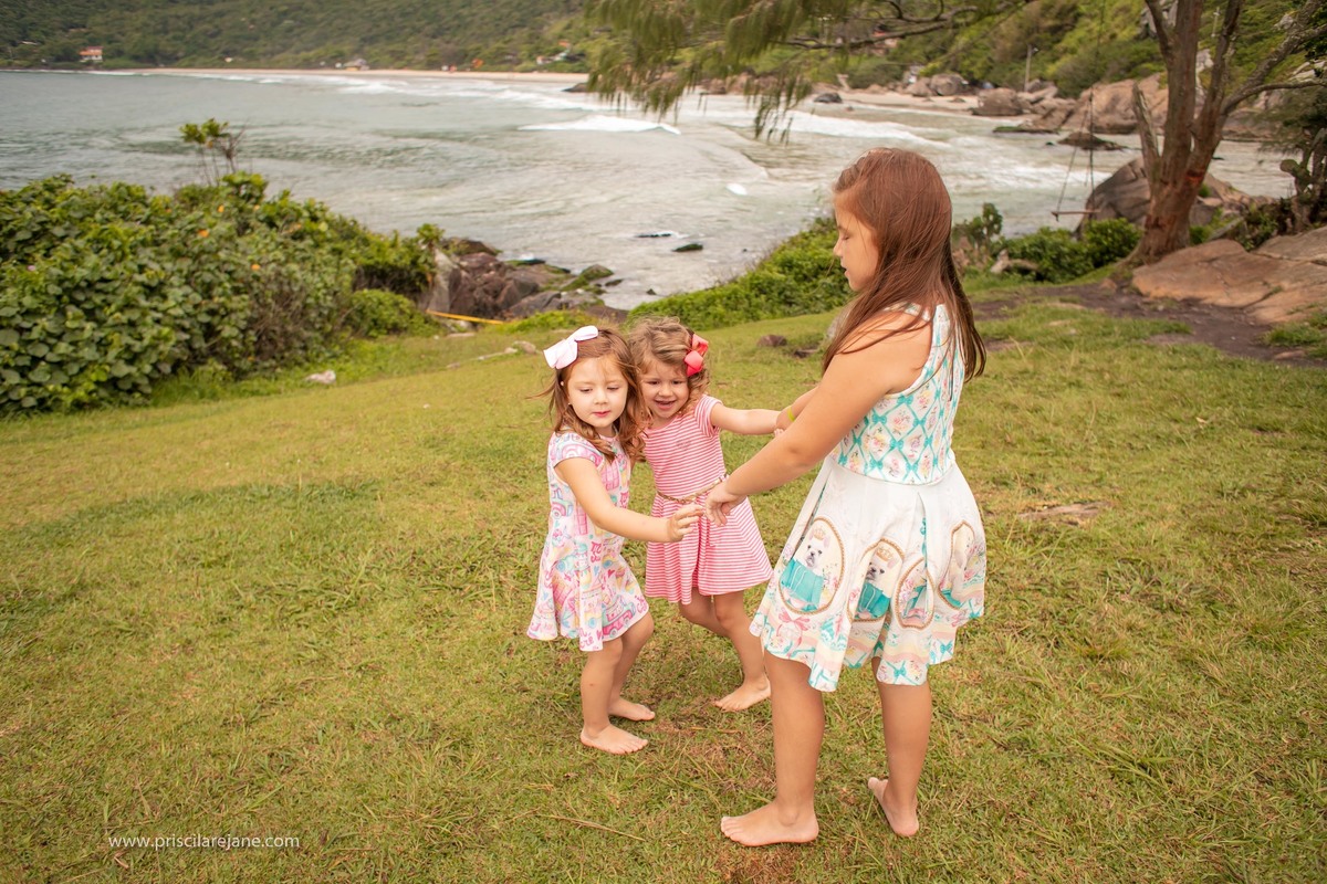 retrato de familia, ensaio fotografico na armaçao, fotos na armacao, fotografia infantil floripa, fotografa sul da ilha, familia linda, fotos na praia, crianças brincando de roda