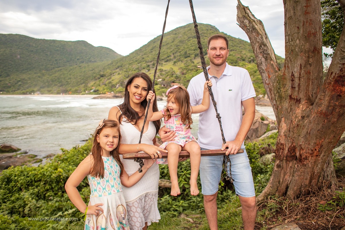 retrato de familia, ensaio fotografico na armaçao, fotos na armacao, fotografia infantil floripa, fotografa sul da ilha, familia linda, fotos na praia, familia na praia