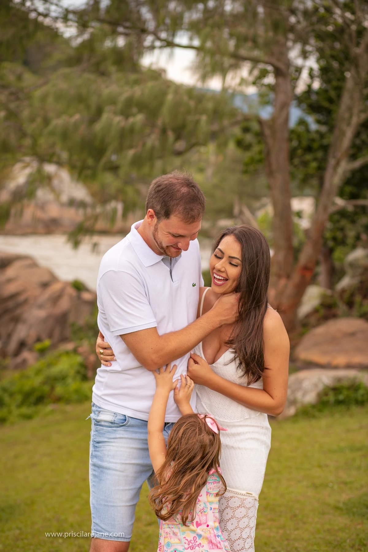 retrato de familia, ensaio fotografico na armaçao, fotos na armacao, fotografia infantil floripa, fotografa sul da ilha, familia linda, fotos na praia, casal lindo