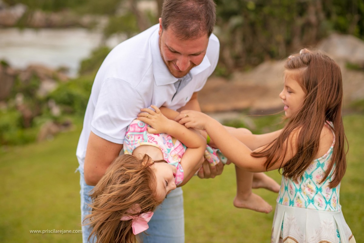 retrato de familia, ensaio fotografico na armaçao, fotos na armacao, fotografia infantil floripa, fotografa sul da ilha, familia linda, fotos na praia, brincadeira de criança