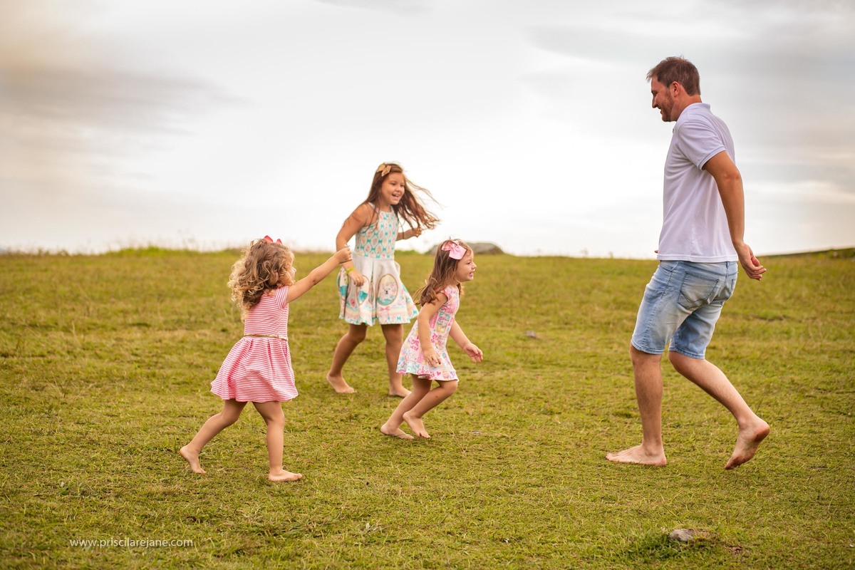 retrato de familia, ensaio fotografico na armaçao, fotos na armacao, fotografia infantil floripa, fotografa sul da ilha, familia linda, fotos na praia, pai brincando com as filhas