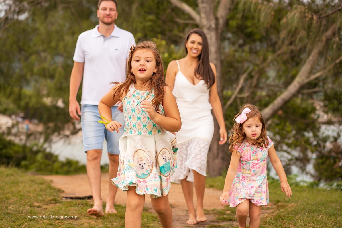 retrato de familia, ensaio fotografico na armaçao, fotos na armacao, fotografia infantil floripa, fotografa sul da ilha, familia linda, fotos na praia, familia na praia