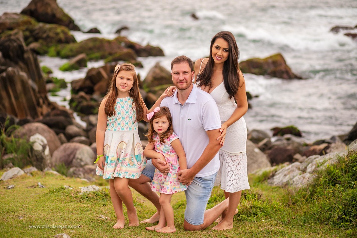 retrato de familia, ensaio fotografico na armaçao, fotos na armacao, fotografia infantil floripa, fotografa sul da ilha, familia linda, fotos na praia, familia na praia
