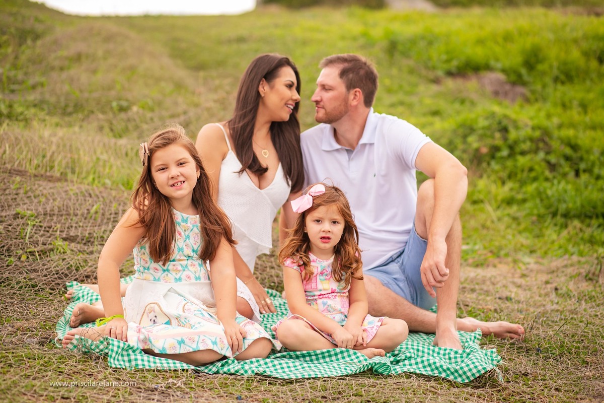 retrato de familia, ensaio fotografico na armaçao, fotos na armacao, fotografia infantil floripa, fotografa sul da ilha, familia linda, fotos na praia, familia na praia