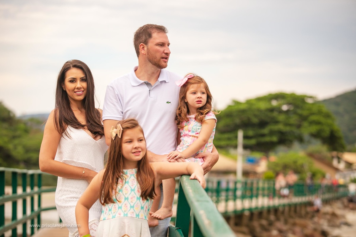 retrato de familia, ensaio fotografico na armaçao, fotos na armacao, fotografia infantil floripa, fotografa sul da ilha, familia linda, fotos na praia, familia na praia