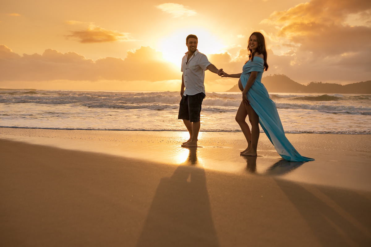 praia do campeche, ensaio de gestante, figurino para gestante, midora gestante, nascer do sol, sunrise, fotos no campeche, ilha do campeche, ensaio fotográfico floripa, ensaio de gestante floripa