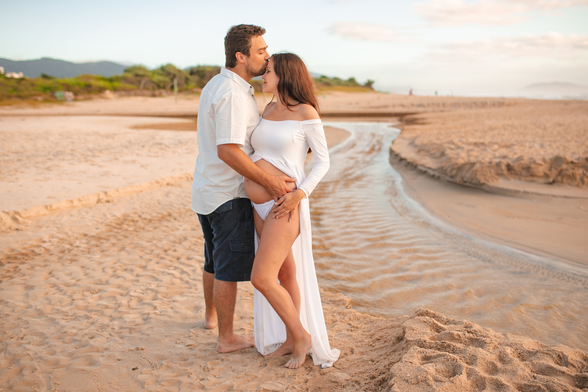 praia do campeche, ensaio de gestante, figurino para gestante, midora gestante, nascer do sol, sunrise, fotos no campeche, ilha do campeche, ensaio fotográfico floripa, ensaio de gestante floripa