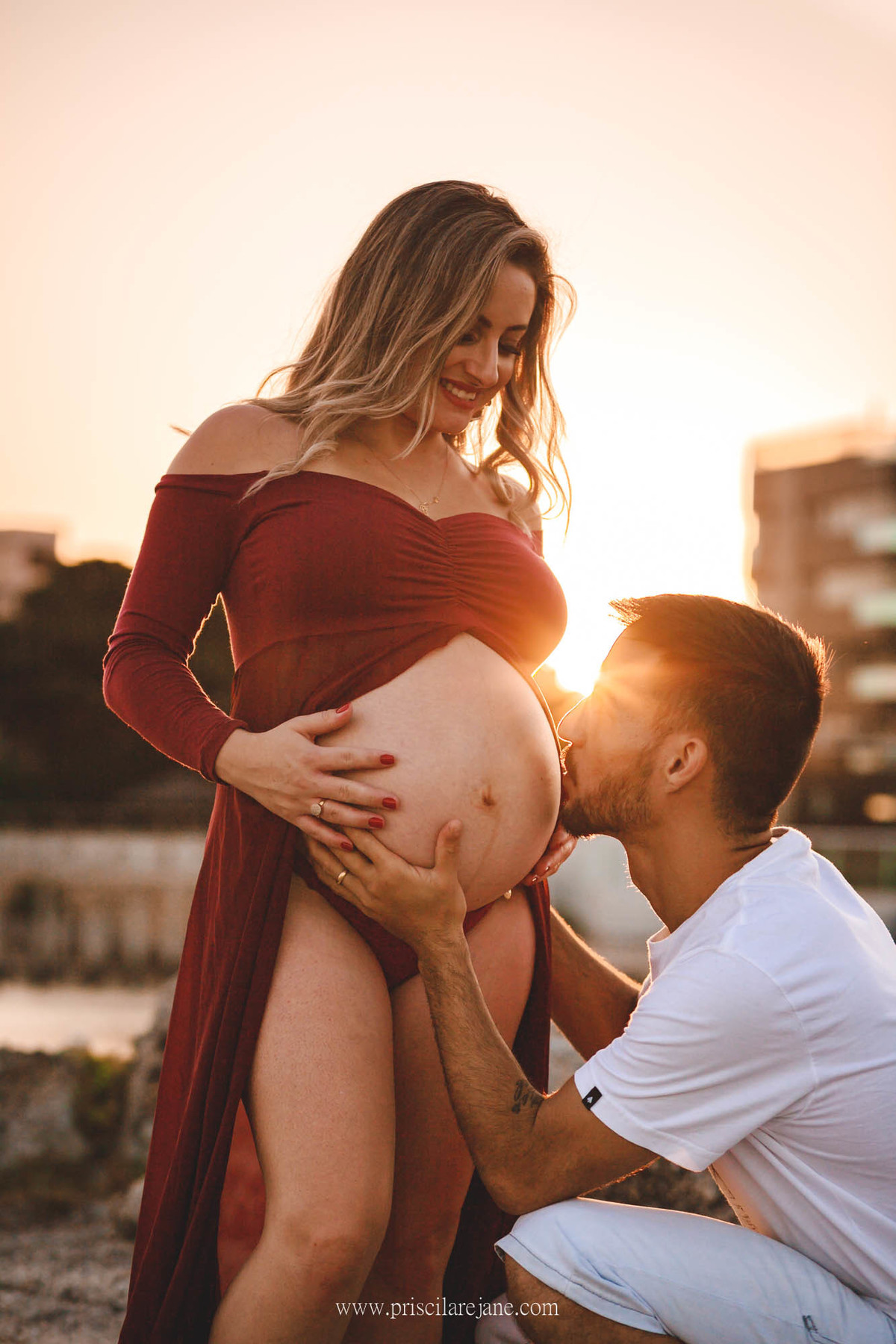 fotografa em florianopolis, ensaio de gestante floripa, parque de coqueiros, por do sol, marido beijando a barriga