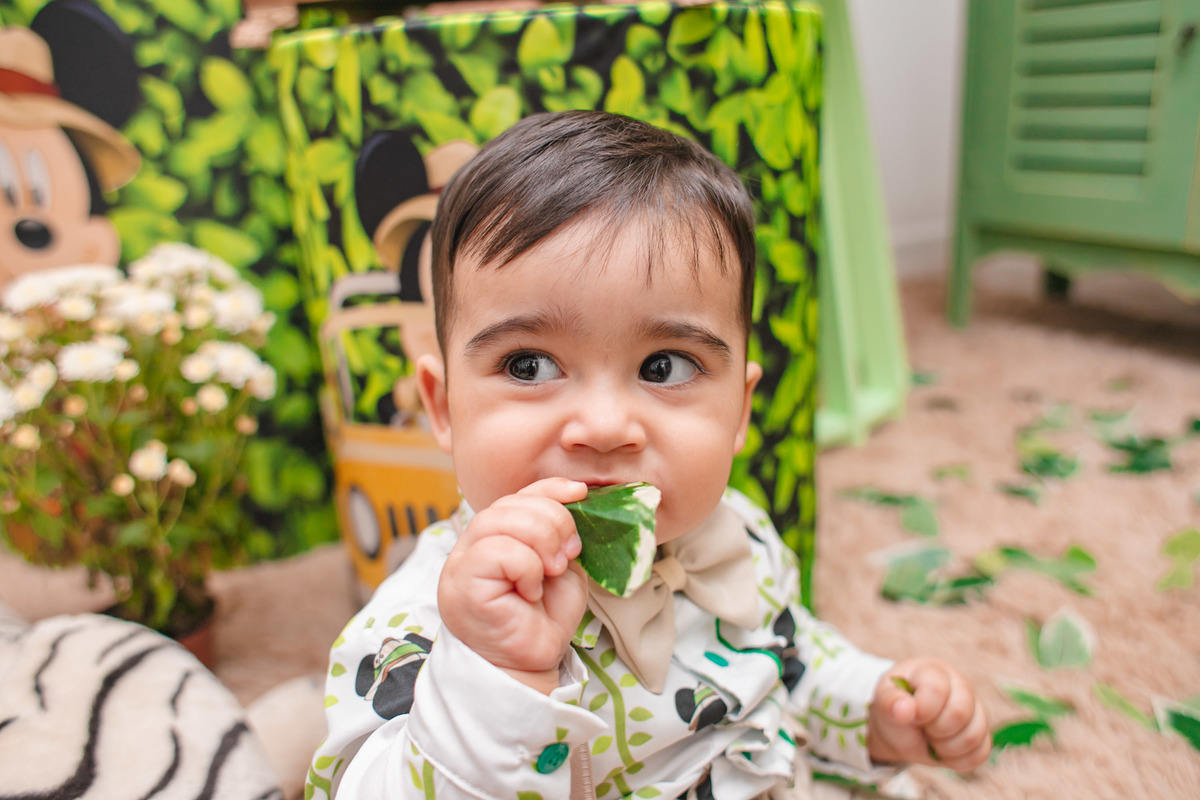bebê comendo folha