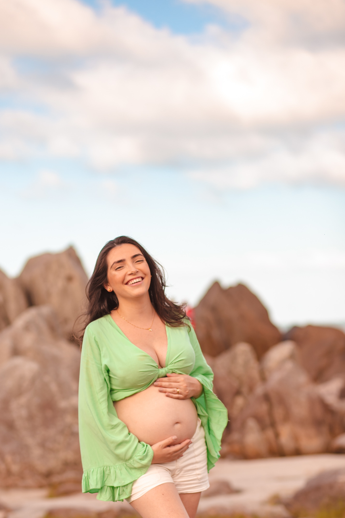 gravida linda, gravida nas pedras, gravida sorrindo