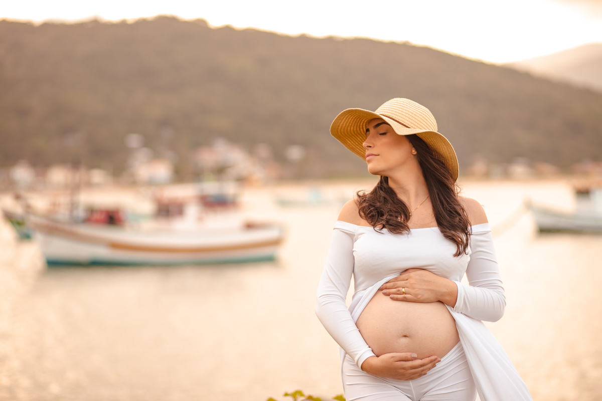 gravida usando chapeu, melhores poses para gravidas, ensaio de gestante em floripa, ensaio fotografico na praia da armação, fotografo em floripa