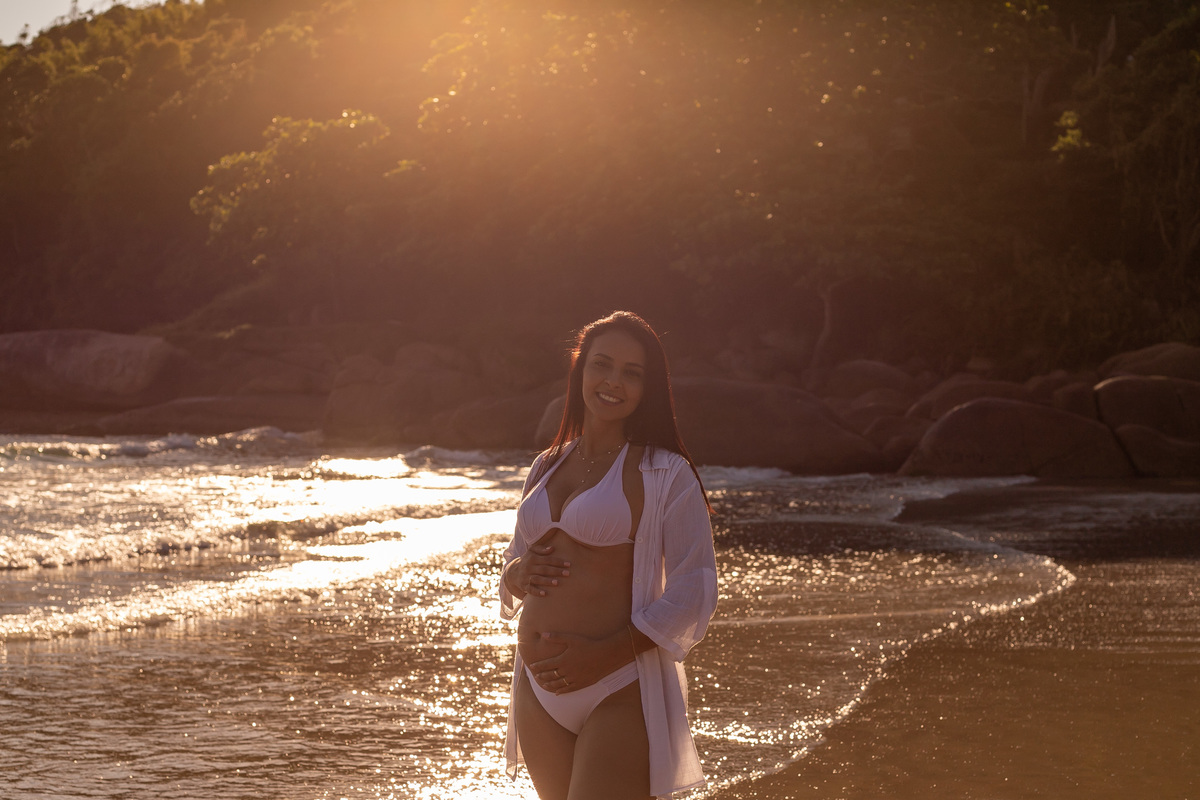 ensaio com luz, gestante contra luz, poses para gestante, fotografia de gestante em floripa