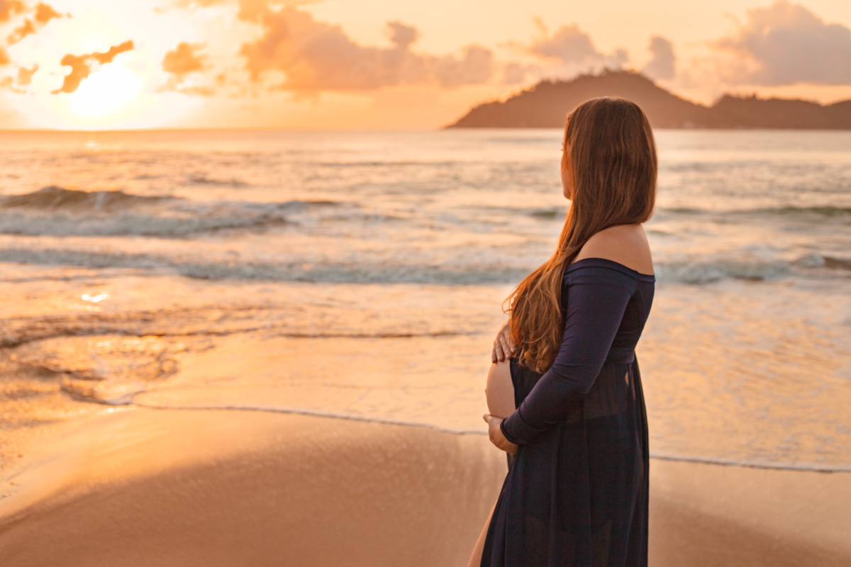 o que usar no ensaio de gestante, ensaio lindo de gestante, nascer do sol no campeche, gravida linda, gravida usando figurino da midora, gravida de preto, fotografa em floripa