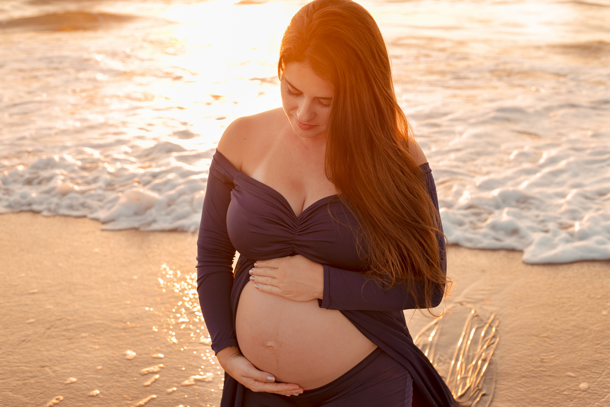 o que usar no ensaio de gestante, ensaio lindo de gestante, nascer do sol no campeche, gravida linda, gravida usando figurino da midora, gravida de preto, fotografa em floripa