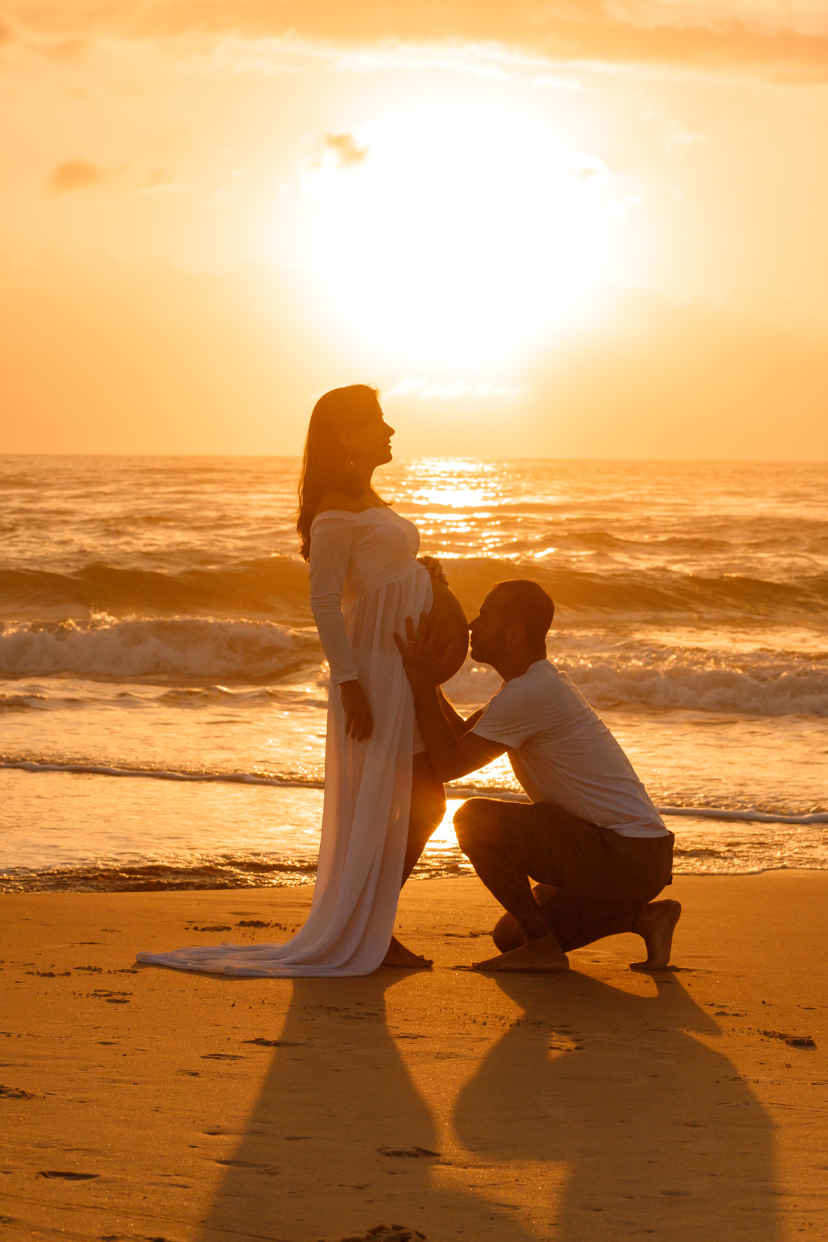 o que usar no ensaio de gestante, ensaio lindo de gestante, nascer do sol no campeche, gravida linda, gravida usando figurino da midora, gravida de preto, fotografa em floripa, pai beijando a barriga