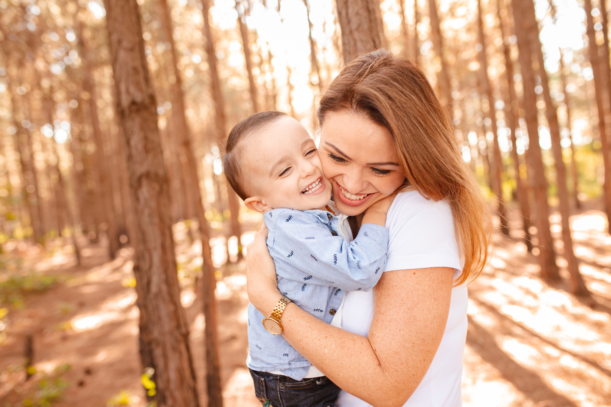 Retrato de familia, fotografa de familia em floripa, fotos na floresta, floresta do campeche, pacuca, fotografa em floripa, mae e filho