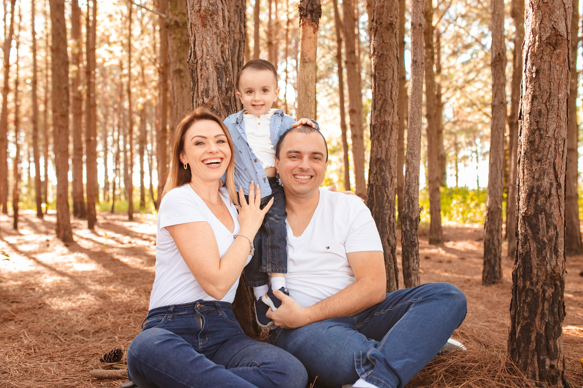 Retrato de familia, fotografa de familia em floripa, fotos na floresta, floresta do campeche, pacuca, fotografa em floripa