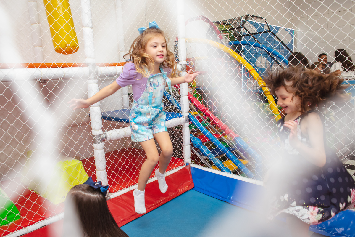 criança no pula pula