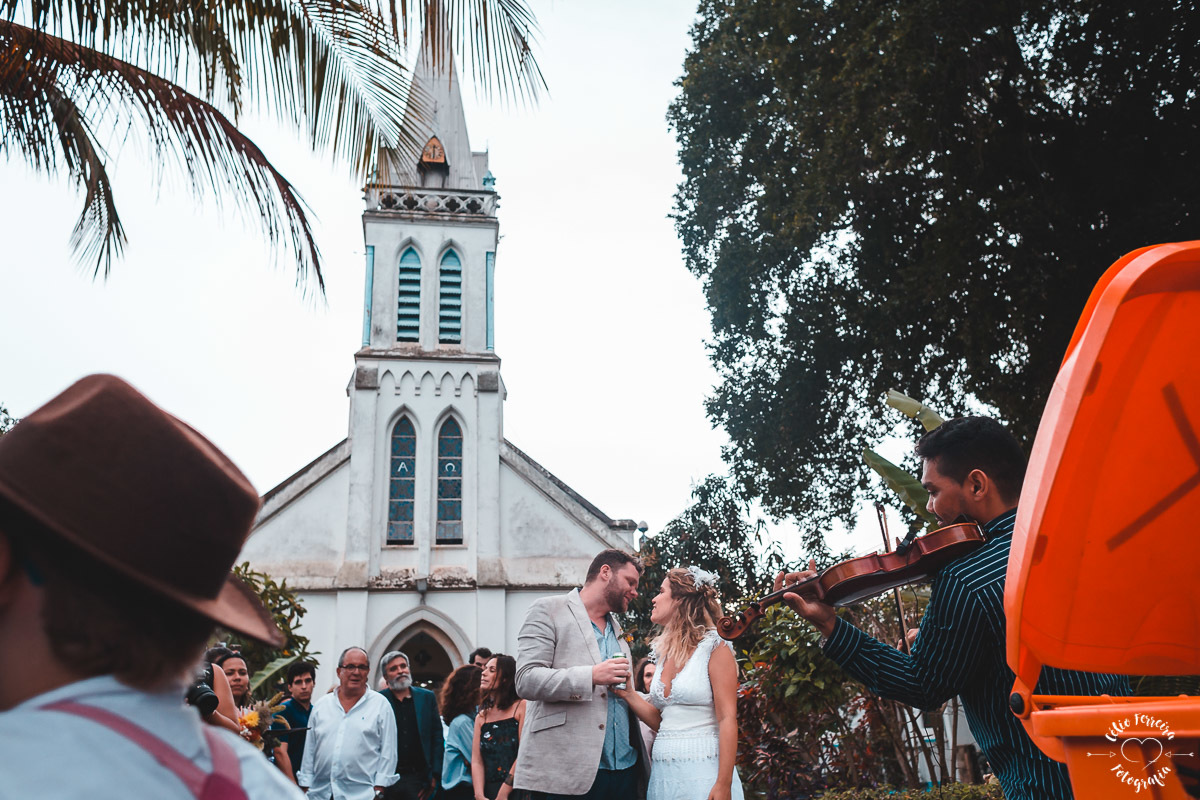 NOIVA RJ NOIVA ANSIOSA ENTRADA DA NOIVA CASAMENTO NA ILHA DE PAQUETA DECORAÇÃO O LINDEZA CORTEJO VESTIDO DE NOIVA RJ CASAMENTO DE DIA RIO DE JANEIRO FOTOGRAFIA DE CASAMENTO RJ CELIO FERREIRA FOTOGRAFIA