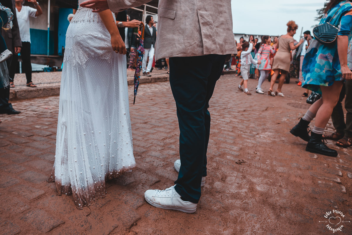 NOIVA RJ NOIVA ANSIOSA ENTRADA DA NOIVA CASAMENTO NA ILHA DE PAQUETA DECORAÇÃO O LINDEZA CORTEJO VESTIDO DE NOIVA RJ CASAMENTO DE DIA RIO DE JANEIRO FOTOGRAFIA DE CASAMENTO RJ CELIO FERREIRA FOTOGRAFIA