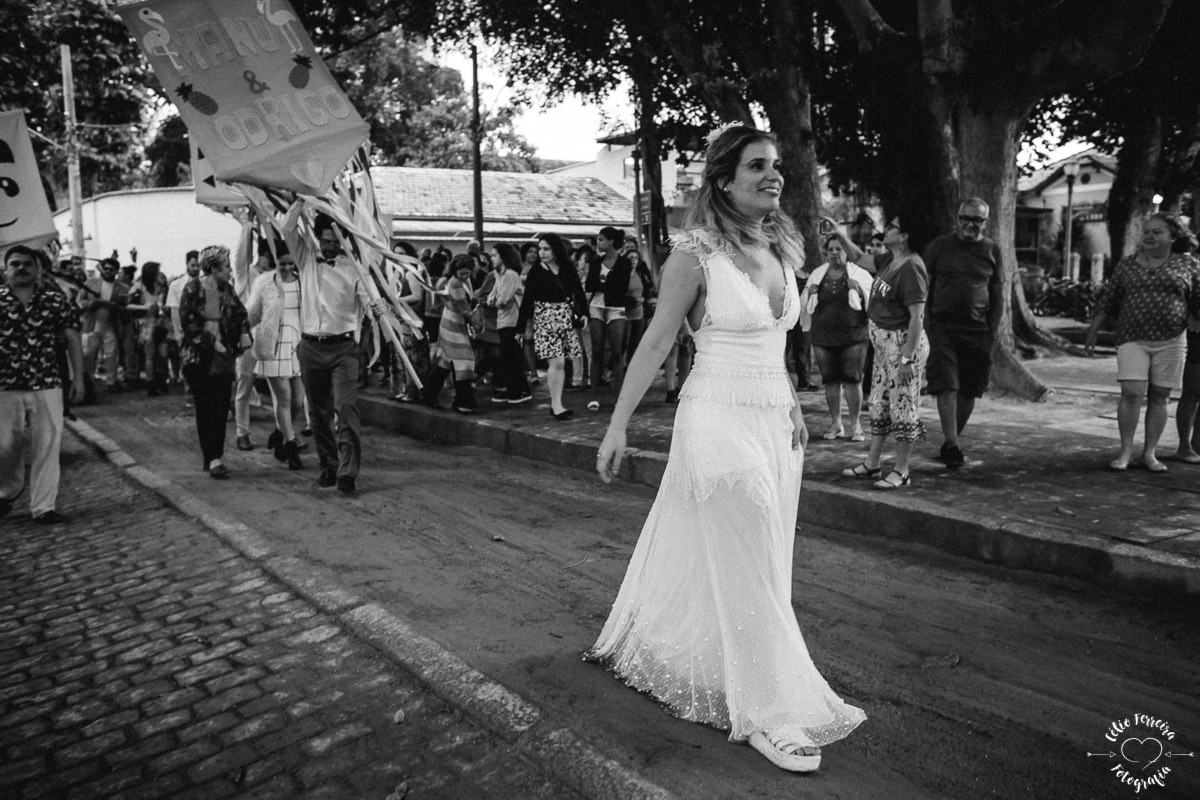 NOIVA RJ NOIVA ANSIOSA ENTRADA DA NOIVA CASAMENTO NA ILHA DE PAQUETA DECORAÇÃO O LINDEZA CORTEJO VESTIDO DE NOIVA RJ CASAMENTO DE DIA RIO DE JANEIRO FOTOGRAFIA DE CASAMENTO RJ CELIO FERREIRA FOTOGRAFIA