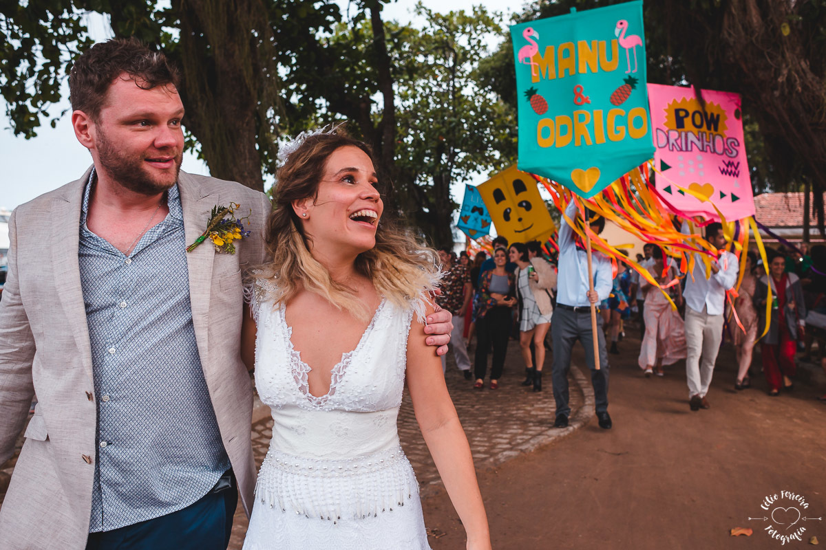 NOIVA RJ NOIVA ANSIOSA ENTRADA DA NOIVA CASAMENTO NA ILHA DE PAQUETA DECORAÇÃO O LINDEZA CORTEJO VESTIDO DE NOIVA RJ CASAMENTO DE DIA RIO DE JANEIRO FOTOGRAFIA DE CASAMENTO RJ CELIO FERREIRA FOTOGRAFIA