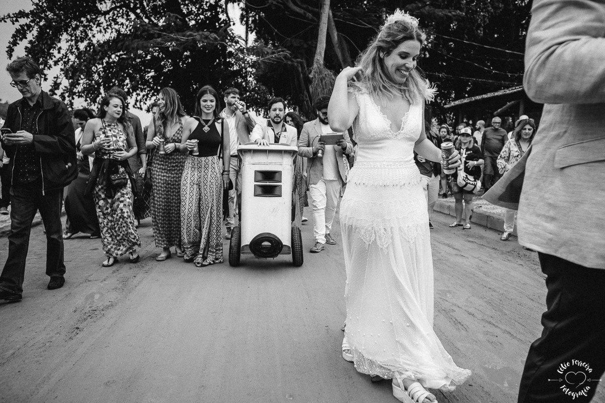 NOIVA RJ NOIVA ANSIOSA ENTRADA DA NOIVA CASAMENTO NA ILHA DE PAQUETA DECORAÇÃO O LINDEZA CORTEJO VESTIDO DE NOIVA RJ CASAMENTO DE DIA RIO DE JANEIRO FOTOGRAFIA DE CASAMENTO RJ CELIO FERREIRA FOTOGRAFIA