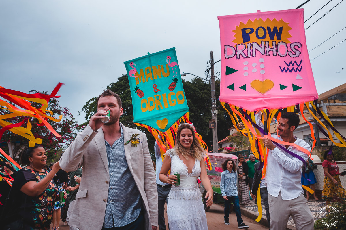 NOIVA RJ NOIVA ANSIOSA ENTRADA DA NOIVA CASAMENTO NA ILHA DE PAQUETA DECORAÇÃO O LINDEZA CORTEJO VESTIDO DE NOIVA RJ CASAMENTO DE DIA RIO DE JANEIRO FOTOGRAFIA DE CASAMENTO RJ CELIO FERREIRA FOTOGRAFIA