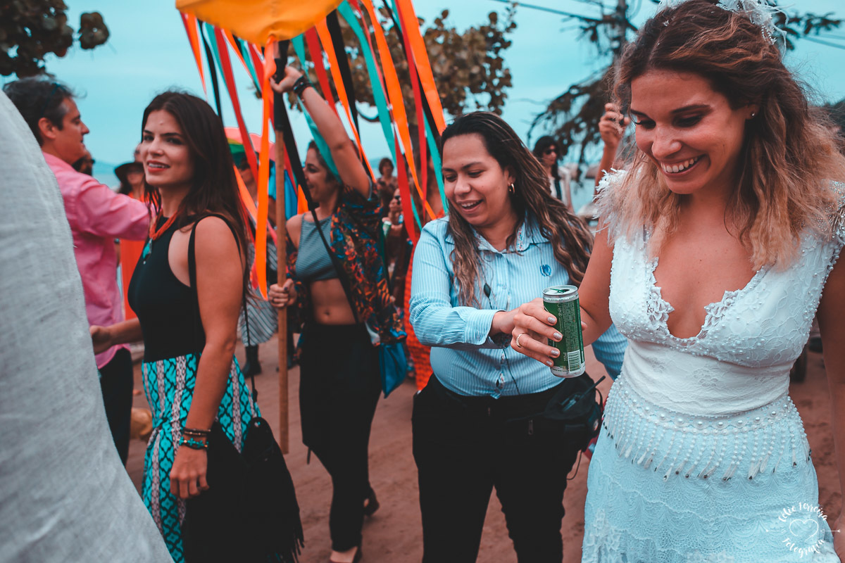 NOIVA RJ NOIVA ANSIOSA ENTRADA DA NOIVA CASAMENTO NA ILHA DE PAQUETA DECORAÇÃO O LINDEZA CORTEJO VESTIDO DE NOIVA RJ CASAMENTO DE DIA RIO DE JANEIRO FOTOGRAFIA DE CASAMENTO RJ CELIO FERREIRA FOTOGRAFIA