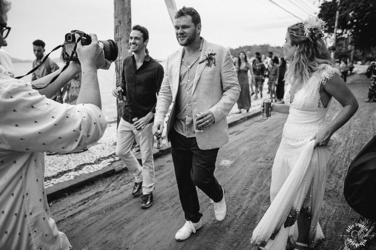 NOIVA RJ NOIVA ANSIOSA ENTRADA DA NOIVA CASAMENTO NA ILHA DE PAQUETA DECORAÇÃO O LINDEZA CORTEJO VESTIDO DE NOIVA RJ CASAMENTO DE DIA RIO DE JANEIRO FOTOGRAFIA DE CASAMENTO RJ CELIO FERREIRA FOTOGRAFIA