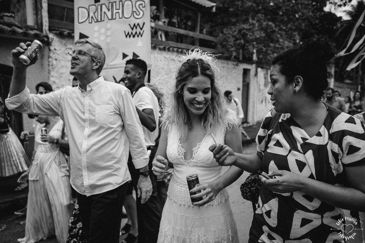 NOIVA RJ NOIVA ANSIOSA ENTRADA DA NOIVA CASAMENTO NA ILHA DE PAQUETA DECORAÇÃO O LINDEZA CORTEJO VESTIDO DE NOIVA RJ CASAMENTO DE DIA RIO DE JANEIRO FOTOGRAFIA DE CASAMENTO RJ CELIO FERREIRA FOTOGRAFIA