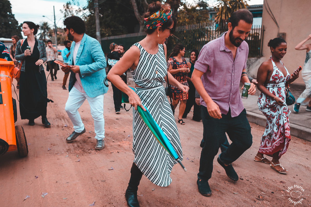 NOIVA RJ NOIVA ANSIOSA ENTRADA DA NOIVA CASAMENTO NA ILHA DE PAQUETA DECORAÇÃO O LINDEZA CORTEJO VESTIDO DE NOIVA RJ CASAMENTO DE DIA RIO DE JANEIRO FOTOGRAFIA DE CASAMENTO RJ CELIO FERREIRA FOTOGRAFIA