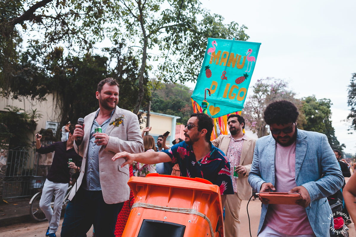NOIVA RJ NOIVA ANSIOSA ENTRADA DA NOIVA CASAMENTO NA ILHA DE PAQUETA DECORAÇÃO O LINDEZA CORTEJO VESTIDO DE NOIVA RJ CASAMENTO DE DIA RIO DE JANEIRO FOTOGRAFIA DE CASAMENTO RJ CELIO FERREIRA FOTOGRAFIA