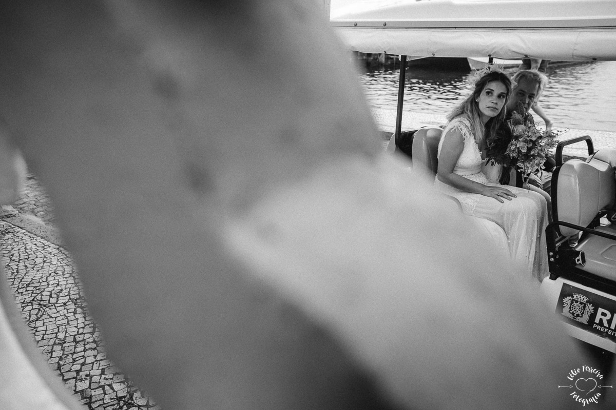 NOIVA RJ NOIVA ANSIOSA ENTRADA DA NOIVA CASAMENTO NA ILHA DE PAQUETA DECORAÇÃO O LINDEZA CORTEJO VESTIDO DE NOIVA RJ CASAMENTO DE DIA RIO DE JANEIRO FOTOGRAFIA DE CASAMENTO RJ CELIO FERREIRA FOTOGRAFIA