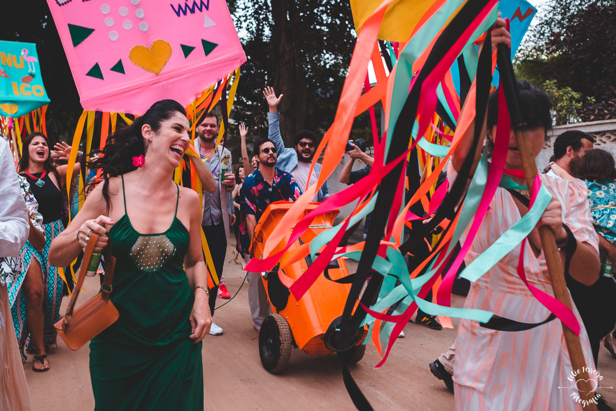 NOIVA RJ NOIVA ANSIOSA ENTRADA DA NOIVA CASAMENTO NA ILHA DE PAQUETA DECORAÇÃO O LINDEZA CORTEJO VESTIDO DE NOIVA RJ CASAMENTO DE DIA RIO DE JANEIRO FOTOGRAFIA DE CASAMENTO RJ CELIO FERREIRA FOTOGRAFIA