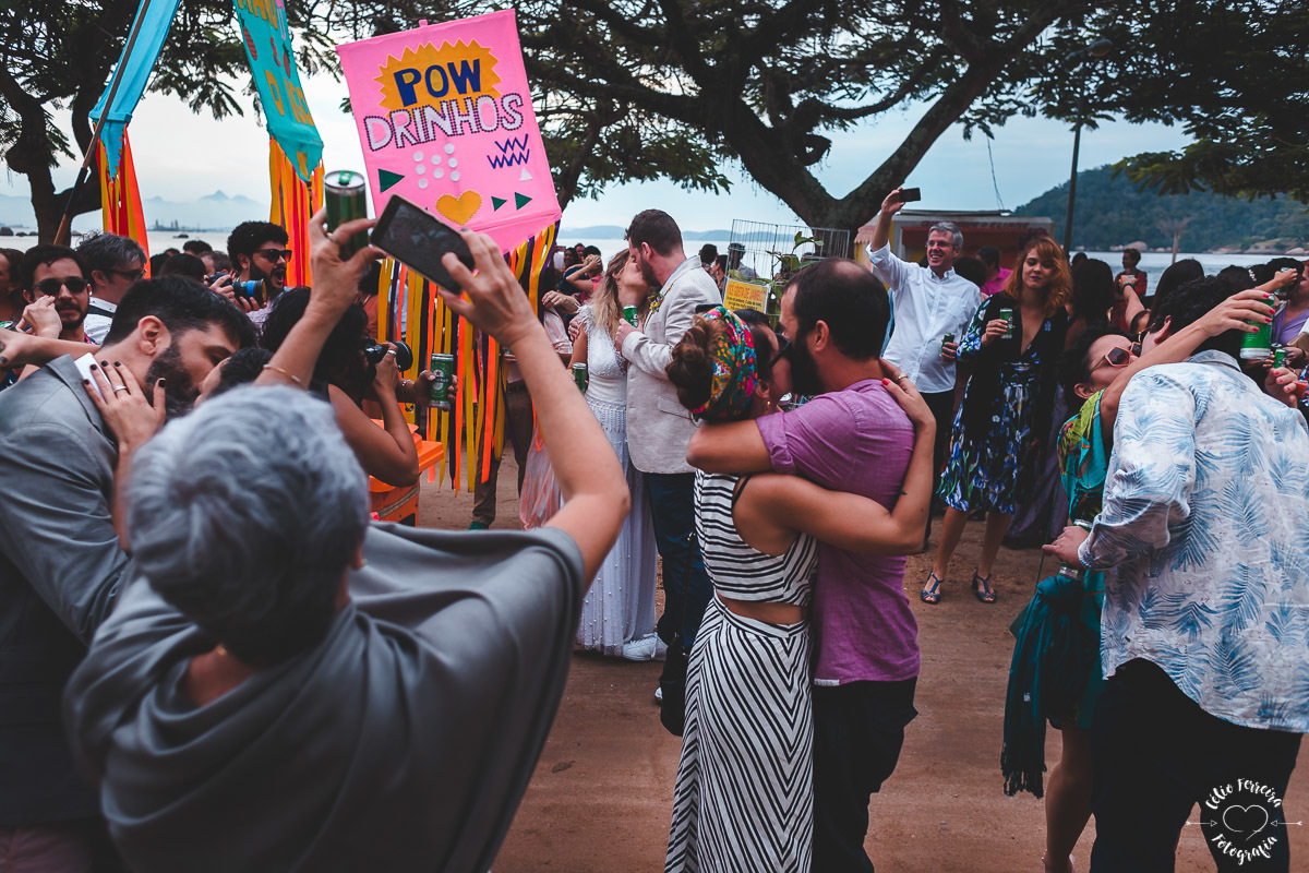 NOIVA RJ NOIVA ANSIOSA ENTRADA DA NOIVA CASAMENTO NA ILHA DE PAQUETA DECORAÇÃO O LINDEZA CORTEJO VESTIDO DE NOIVA RJ CASAMENTO DE DIA RIO DE JANEIRO FOTOGRAFIA DE CASAMENTO RJ CELIO FERREIRA FOTOGRAFIA