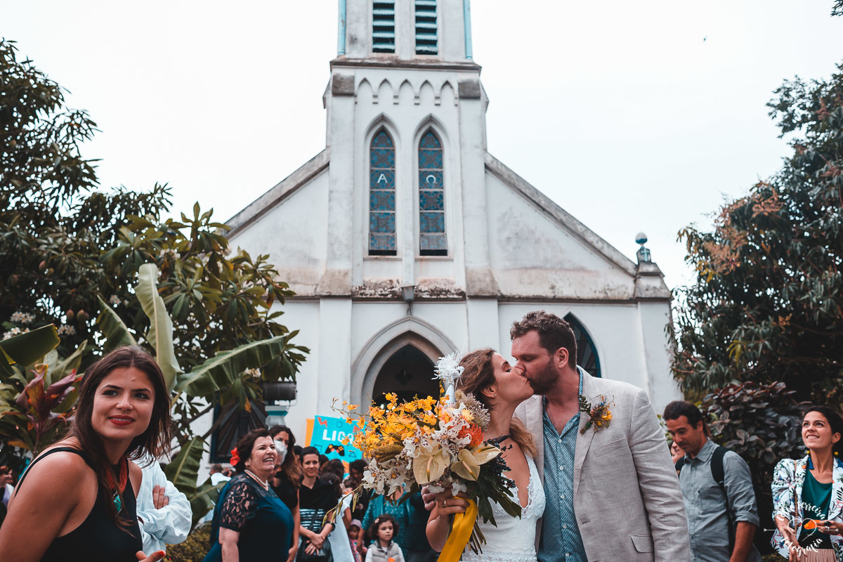NOIVA RJ NOIVA ANSIOSA ENTRADA DA NOIVA CASAMENTO NA ILHA DE PAQUETA DECORAÇÃO O LINDEZA CORTEJO VESTIDO DE NOIVA RJ CASAMENTO DE DIA RIO DE JANEIRO FOTOGRAFIA DE CASAMENTO RJ CELIO FERREIRA FOTOGRAFIA