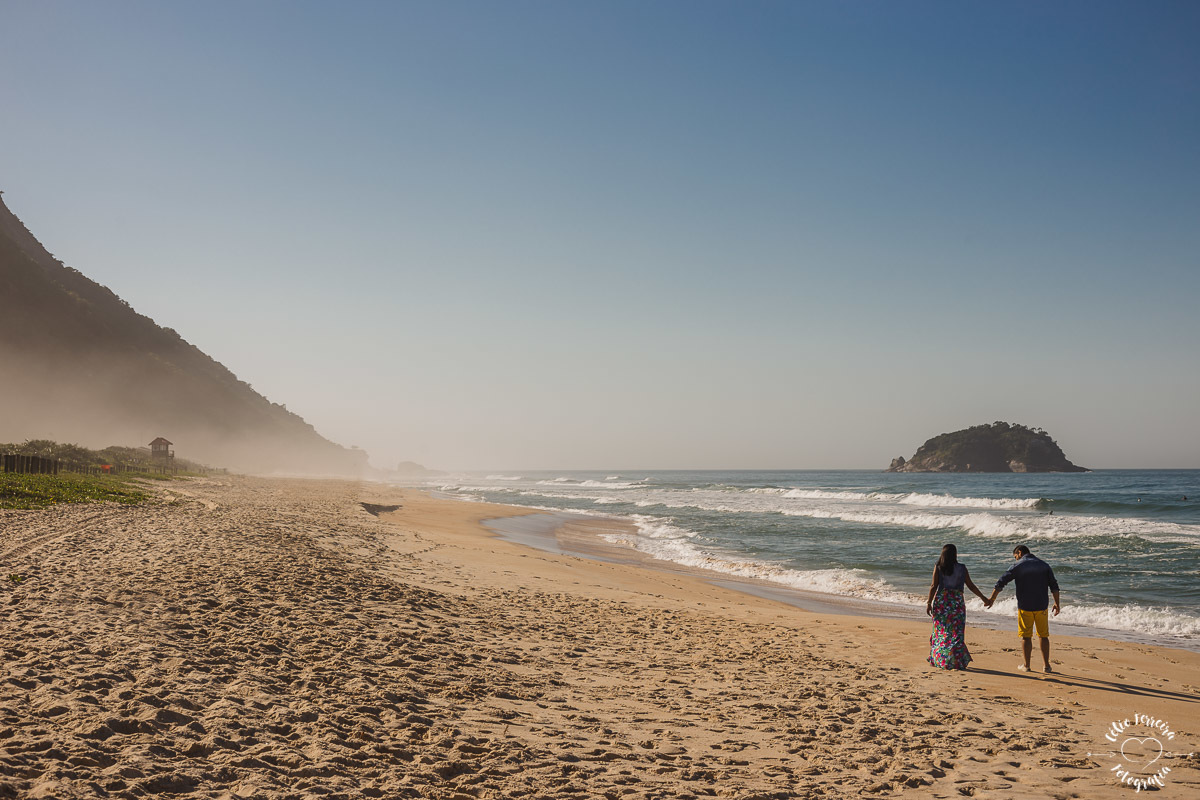 ENSAIO PRÉ-WEDDING, ENSAIO NA PRAIA DE GRUMARI - RJ, CÉLIO FERREIRA FOTOGRAFIA, FOTOGRAFO DE CASAMENTO RIO DE JANEIRO E REGIÃO, NOIVOS, ENSAIO DE NOIVOS 