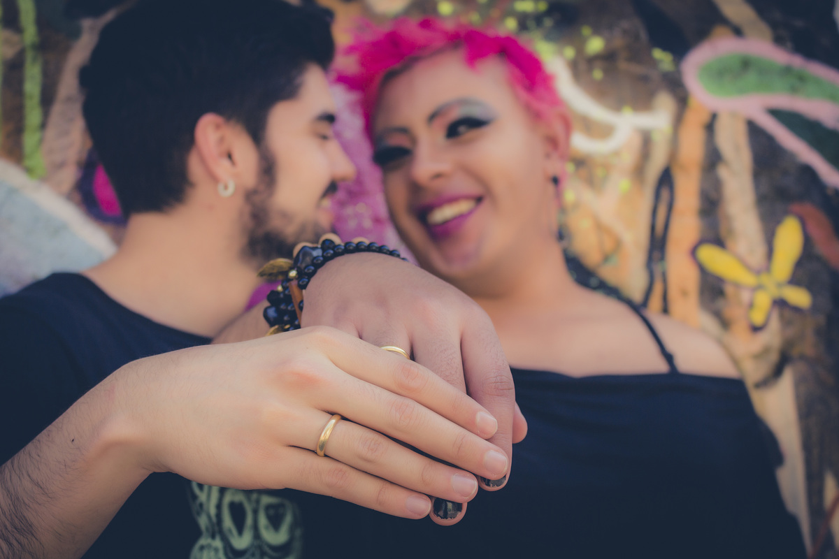 Cobertura fotográfica. Ensaio fotográfico. Foto casal. Book casal. Casal gay. Ensaio gay. Aniversário. Ensaio externo. Noivado. Ensaio casal. Beco do batmam. Fotógrafo para festa. Namorados. Homossexual. LGBT. São Paulo. Daniele Vidal Fotografia. Drag