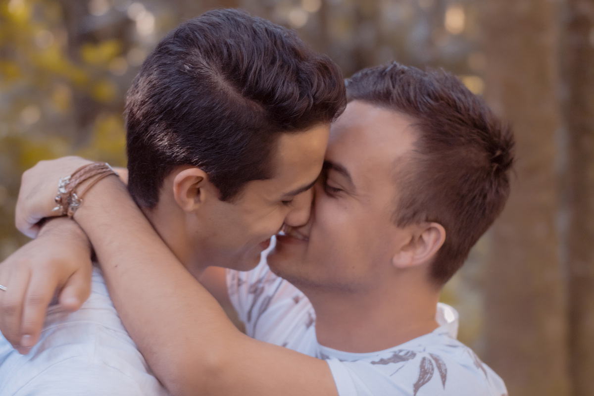Ensaio fotográfico. Ensaio casal. Ensaio casal gay. Ensaio masculino. Ensaio lgbt. LGBT. Ensaio homossexual. Ensaio romântico. Ensaio externo. Book fotográfico. Álbum. Daniele Vidal Fotografia. Casamento. Noivado. Namoro. Pré wedding. Pré casamento.