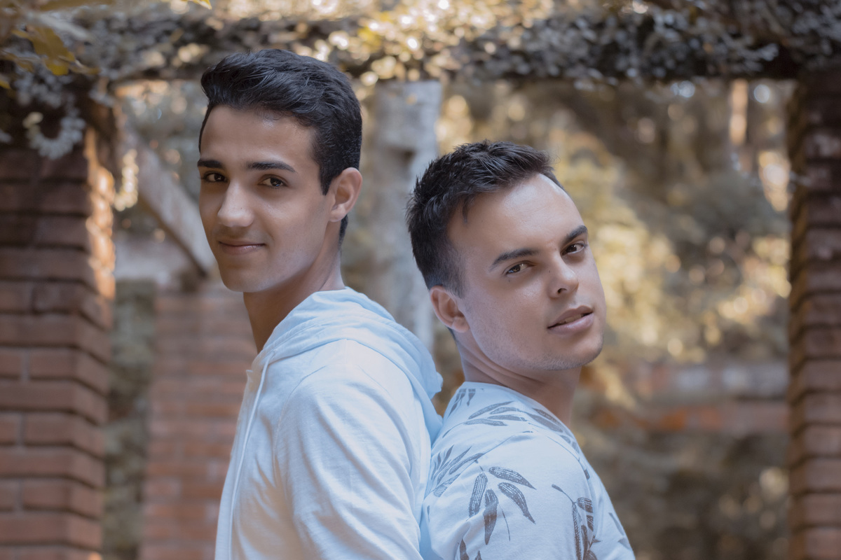 Ensaio fotográfico. Ensaio casal. Ensaio casal gay. Ensaio masculino. Ensaio lgbt. LGBT. Ensaio homossexual. Ensaio romântico. Ensaio externo. Book fotográfico. Álbum. Daniele Vidal Fotografia. Casamento. Noivado. Namoro. Pré wedding. Pré casamento.