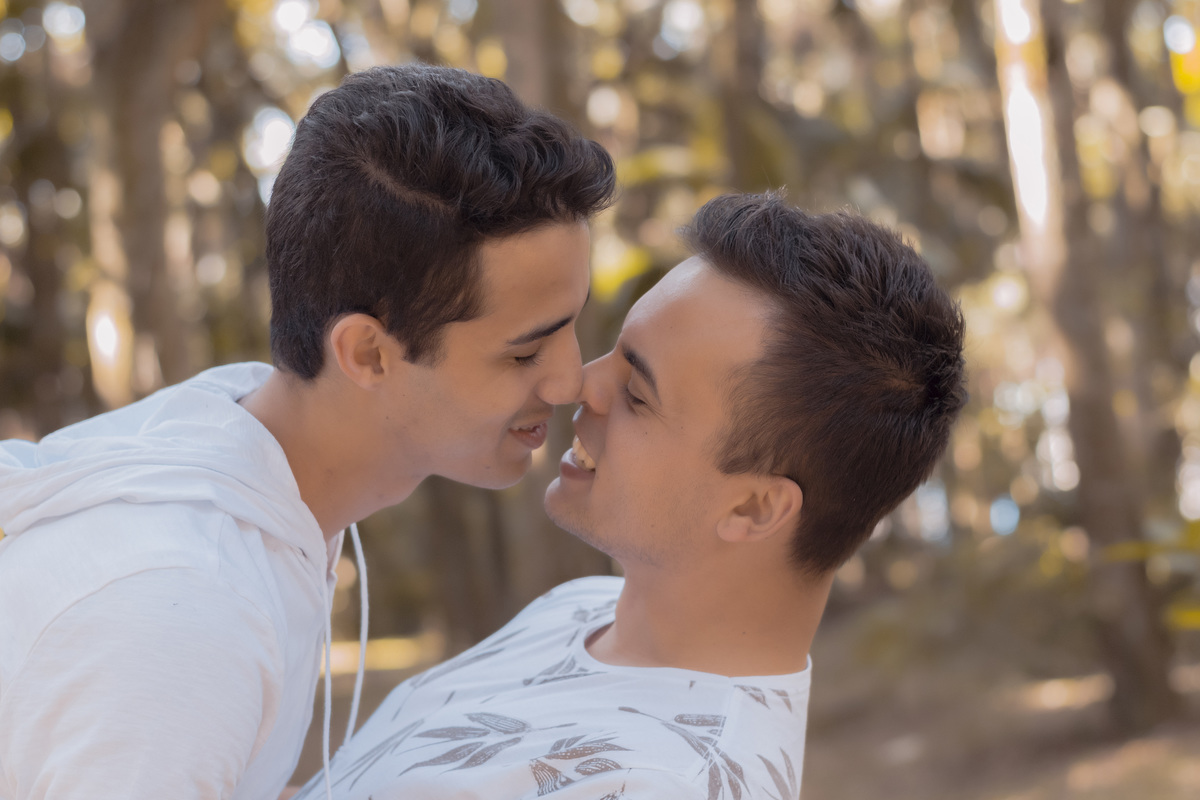 Ensaio fotográfico. Ensaio casal. Ensaio casal gay. Ensaio masculino. Ensaio lgbt. LGBT. Ensaio homossexual. Ensaio romântico. Ensaio externo. Book fotográfico. Álbum. Daniele Vidal Fotografia. Casamento. Noivado. Namoro. Pré wedding. Pré casamento.