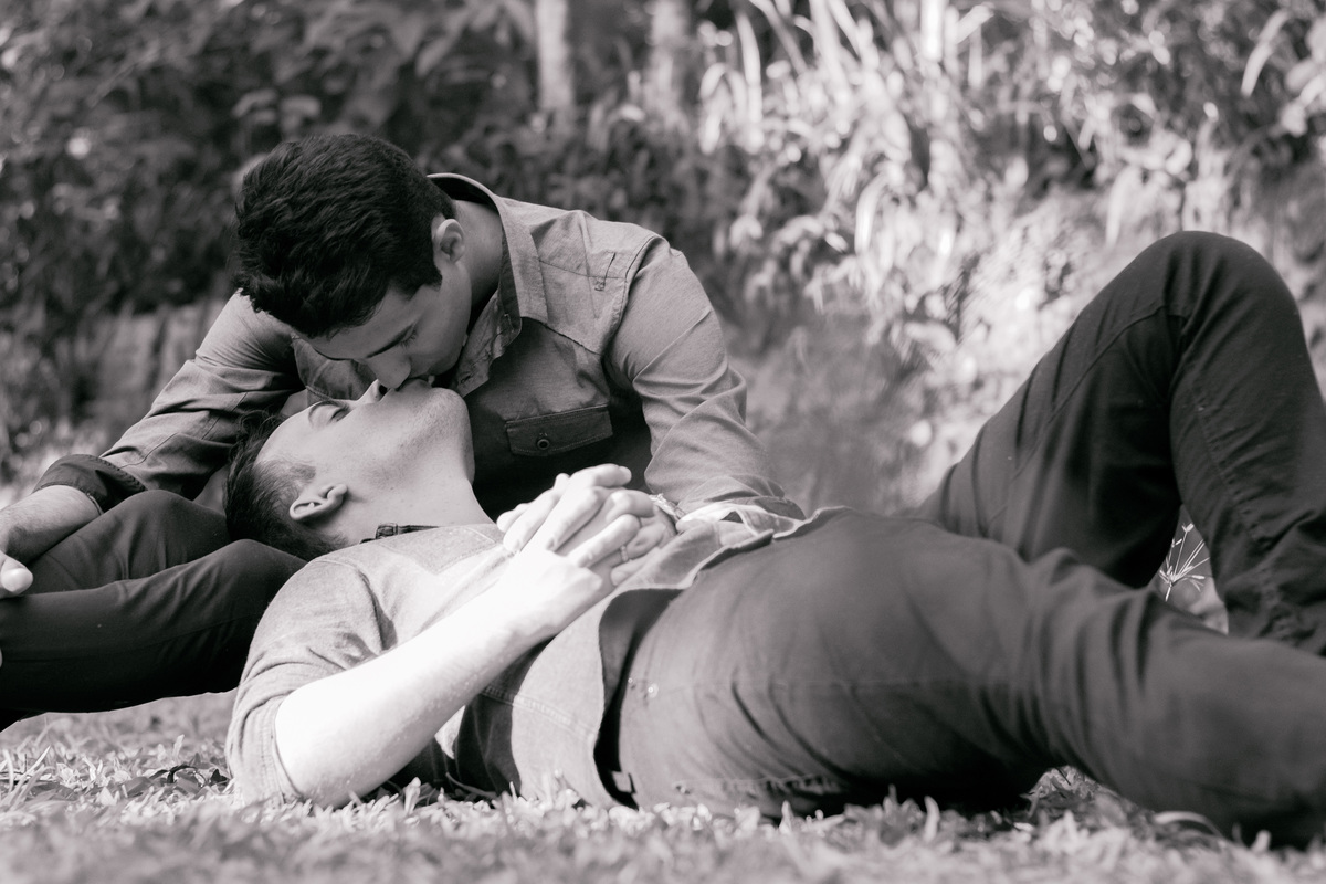 Ensaio fotográfico. Ensaio casal. Ensaio casal gay. Ensaio masculino. Ensaio lgbt. LGBT. Ensaio homossexual. Ensaio romântico. Ensaio externo. Book fotográfico. Álbum. Daniele Vidal Fotografia. Casamento. Noivado. Namoro. Pré wedding. Pré casamento.