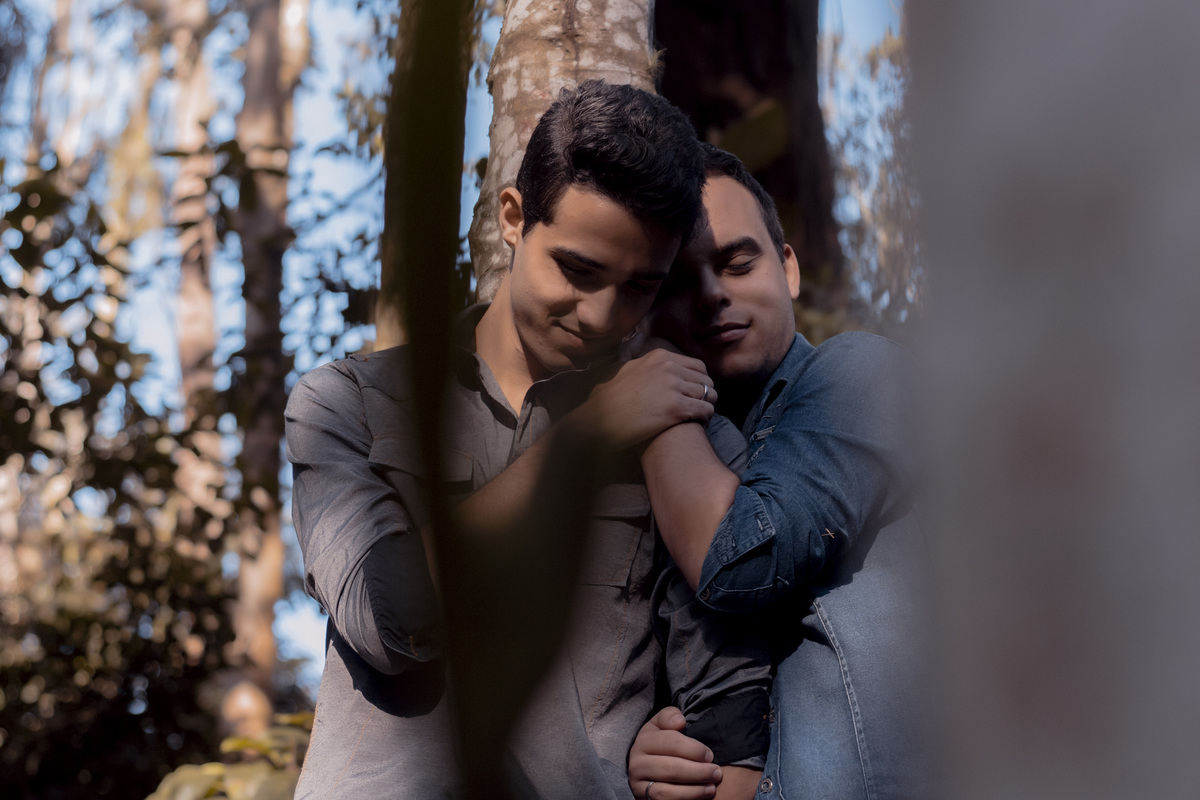 Ensaio fotográfico. Ensaio casal. Ensaio casal gay. Ensaio masculino. Ensaio lgbt. LGBT. Ensaio homossexual. Ensaio romântico. Ensaio externo. Book fotográfico. Álbum. Daniele Vidal Fotografia. Casamento. Noivado. Namoro. Pré wedding. Pré casamento.