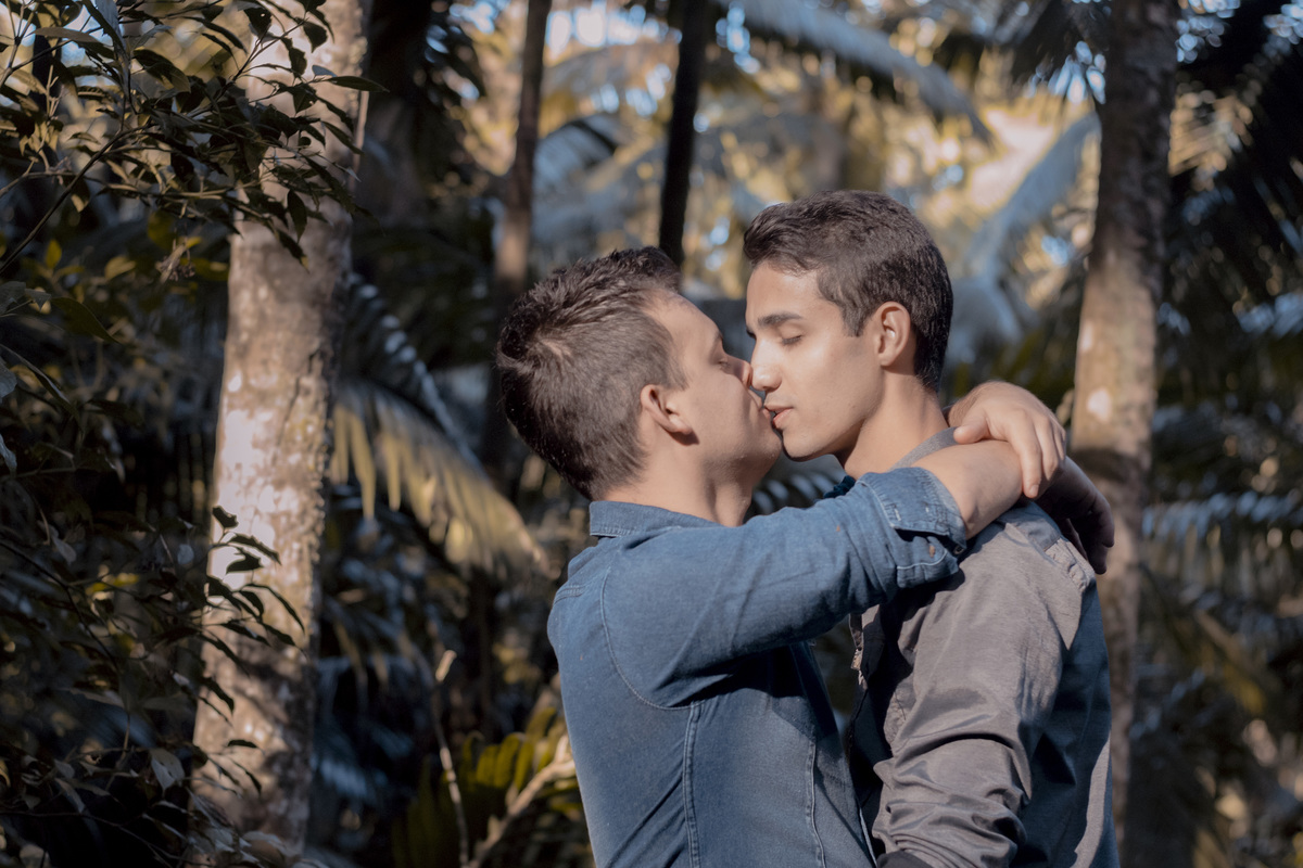 Ensaio fotográfico. Ensaio casal. Ensaio casal gay. Ensaio masculino. Ensaio lgbt. LGBT. Ensaio homossexual. Ensaio romântico. Ensaio externo. Book fotográfico. Álbum. Daniele Vidal Fotografia. Casamento. Noivado. Namoro. Pré wedding. Pré casamento.