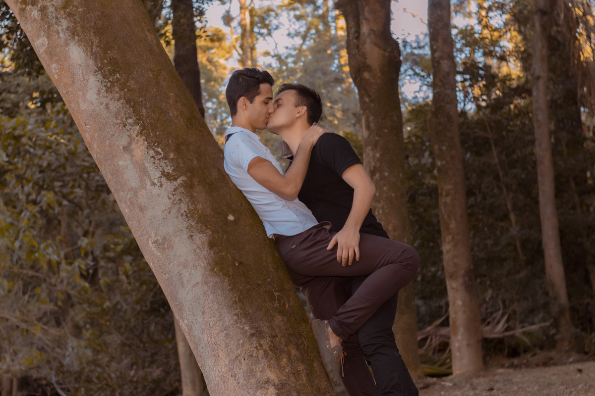Ensaio fotográfico. Ensaio casal. Ensaio casal gay. Ensaio masculino. Ensaio lgbt. LGBT. Ensaio homossexual. Ensaio romântico. Ensaio externo. Book fotográfico. Álbum. Daniele Vidal Fotografia. Casamento. Noivado. Namoro. Pré wedding. Pré casamento.