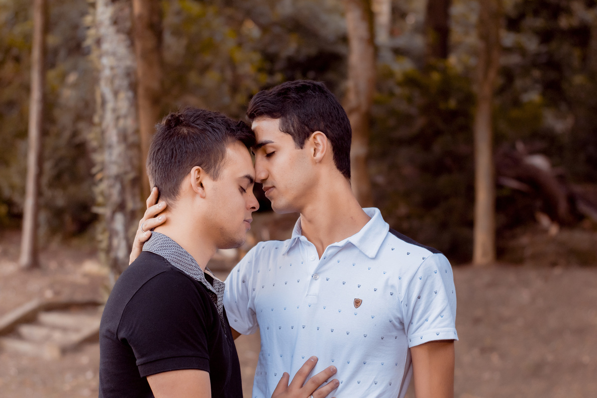 Ensaio fotográfico. Ensaio casal. Ensaio casal gay. Ensaio masculino. Ensaio lgbt. LGBT. Ensaio homossexual. Ensaio romântico. Ensaio externo. Book fotográfico. Álbum. Daniele Vidal Fotografia. Casamento. Noivado. Namoro. Pré wedding. Pré casamento.