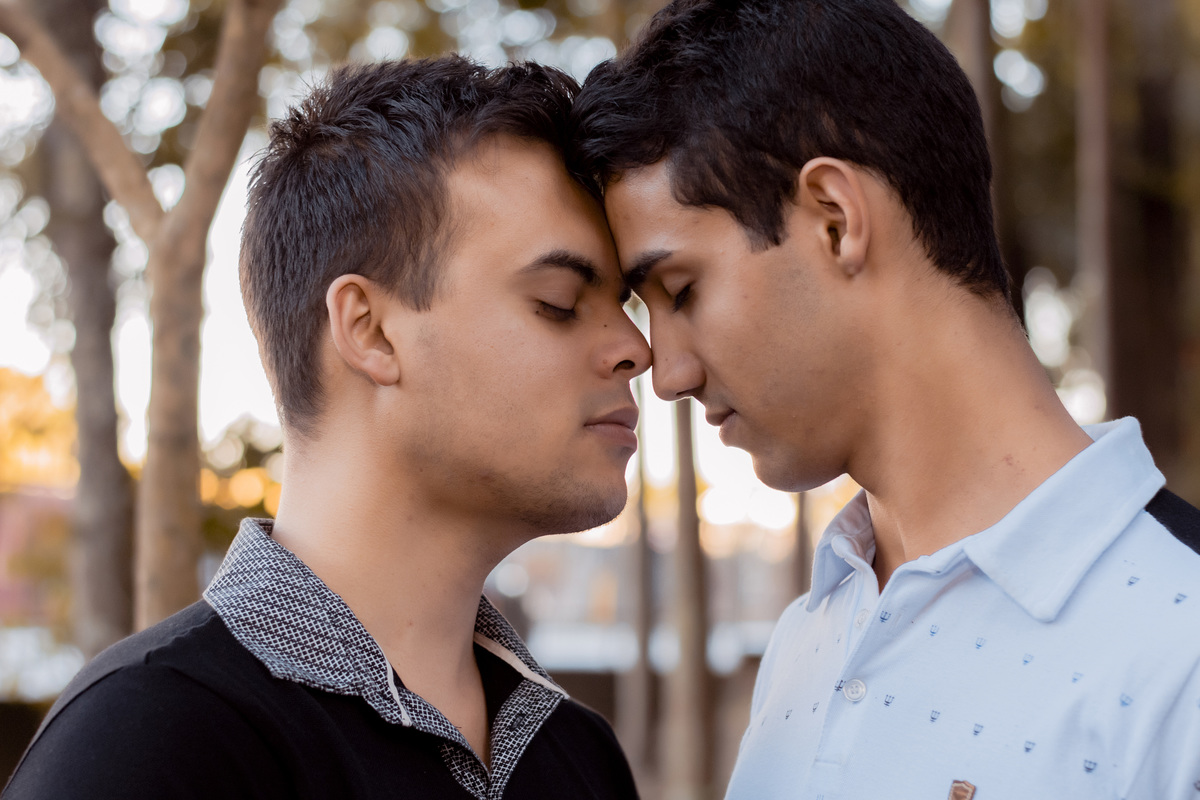 Ensaio fotográfico. Ensaio casal. Ensaio casal gay. Ensaio masculino. Ensaio lgbt. LGBT. Ensaio homossexual. Ensaio romântico. Ensaio externo. Book fotográfico. Álbum. Daniele Vidal Fotografia. Casamento. Noivado. Namoro. Pré wedding. Pré casamento.
