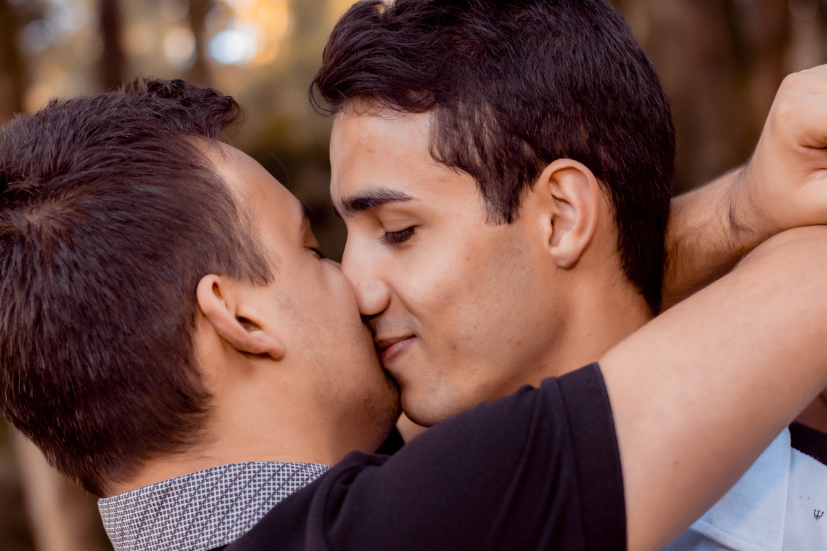 Ensaio fotográfico. Ensaio casal. Ensaio casal gay. Ensaio masculino. Ensaio lgbt. LGBT. Ensaio homossexual. Ensaio romântico. Ensaio externo. Book fotográfico. Álbum. Daniele Vidal Fotografia. Casamento. Noivado. Namoro. Pré wedding. Pré casamento.