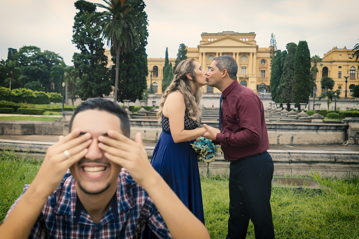 fotos de casamento civil. ensaio fotográfico de casal. fotos no cartório em são paulo. são paulo capital. ensaio de casal. ensaio de família. fotografia em são paulo. museu do ipiranga. vila prudente. fotos de casamento. daniele vidal fotografia. padrinho